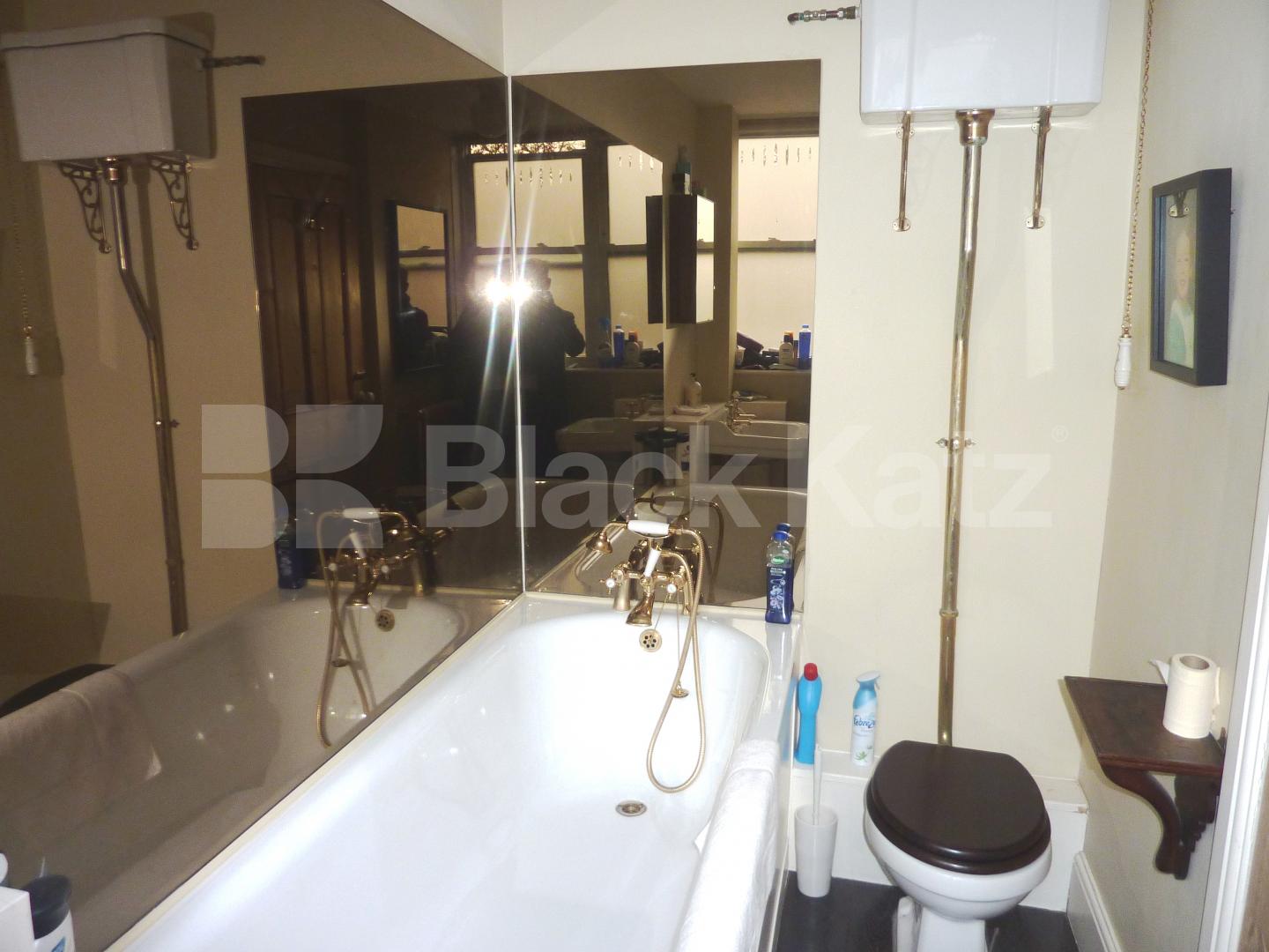 			MINS TO PORTOBELLO ROAD MARKETED!, 2 Bedroom, 1 bath, 1 reception Flat			 Oxford Gardens, LADBROKE GROVE